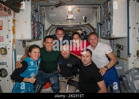 Les sept membres de l'équipage de l'expédition 68 se joignent pour un portrait à l'intérieur du module unité de la Station spatiale internationale sur 3 novembre 2022. De gauche à droite se trouvent : Anna Kikina, cosmonaute de Roscosmos; Frank Rubio et Josh Cassada, astronaute Koichi Wakata de l'Agence japonaise d'exploration aérospatiale (JAXA); Nicole Mann, astronaute de la NASA; Dmitri Petelin et Sergueï Prokopyev, cosmonautes de la NASA. Photo de la NASA via CNP/ABACAPRESS.COM Banque D'Images