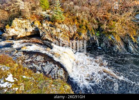 Chutes de Shin River Shin Sutherland Écosse la rivière supérieure et tombe un jour d'automne Banque D'Images