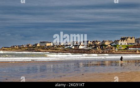 Lossiemouth Moray Coast Écosse grandes vagues se brisant au-dessus de la plage de sable en automne Banque D'Images