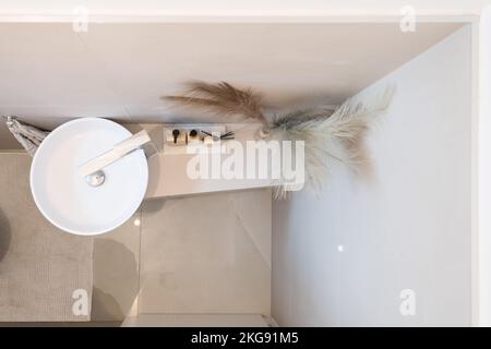 Petite salle de bains dans les tons pastel de l'appartement Banque D'Images