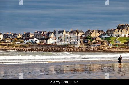 Lossiemouth Moray Coast Écosse grandes vagues se brisant au-dessus de la plage de sable ouest en automne Banque D'Images