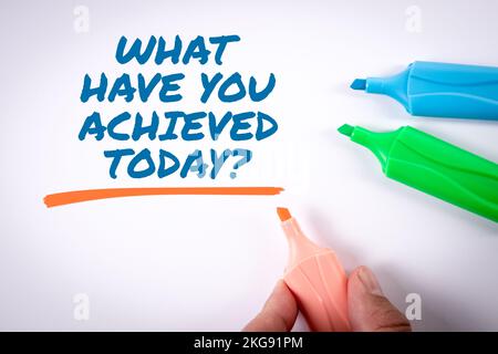 Ce que vous avez accompli aujourd'hui. Texte et marqueurs de couleur sur fond blanc. Banque D'Images