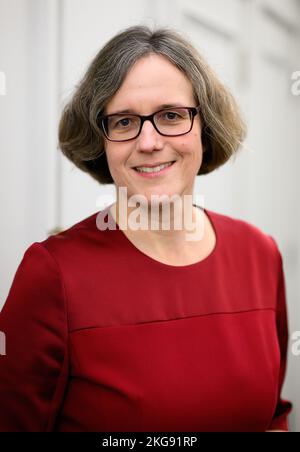 Berlin, Allemagne. 22nd novembre 2022. Julia von Blumenthal, présidente de Humboldt-Universität zu Berlin (HU), est sur le point d'être inaugurée dans son bureau de Humboldt-Universität. Le nouveau président a déjà pris ses fonctions le 01.10.2022. Elle sera maintenant officiellement intronisée au pouvoir lors d'une cérémonie d'inauguration. Credit: Bernd von Jutrczenka/dpa/Alamy Live News Banque D'Images