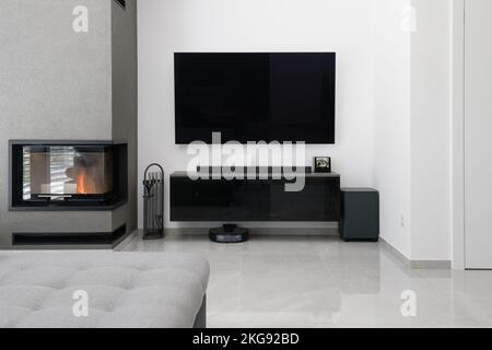 Détail du salon moderne dans un appartement moderne - mur avec TV et cheminée Banque D'Images