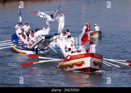 France, Herault ( 34 ) Palavas les Flots, tournoi traditionnel de joutes sur la mer dans le port de Palavas les Flots Banque D'Images