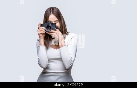 Photographe photo appareil photo, photographier fille joie faire de la photographie prendre le concept. Fille avec un appareil photo. Femme tenant l'appareil photo sur fond gris Banque D'Images