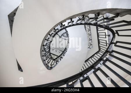 Vue sur un escalier en colimaçon à la maison George Loveless, près de Berthold Lubetkin à Londres, Angleterre Banque D'Images