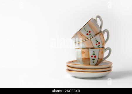 Pile de tasses à thé vintage sur fond blanc Banque D'Images