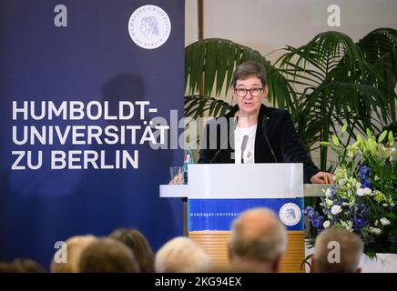 Berlin, Allemagne. 22nd novembre 2022. Ulrike Gote (Bündnis 90/Die Grünen), sénateur berlinois de la Santé et des Sciences, prend la parole lors de l'inauguration du nouveau président de l'Université Humboldt, Blumenthal, à l'Université Humboldt. Elle est maintenant officiellement inaugurée au pouvoir lors d'une cérémonie d'inauguration. Credit: Bernd von Jutrczenka/dpa/Alamy Live News Banque D'Images