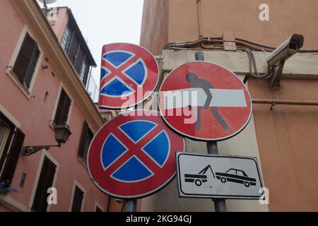 Rome, Italie: Art de rue original par l'artiste de rue français, Clet, sur un panneau de route sans entrée à Trastevere. Bâton noir homme porte la barre blanche sur le cercle rouge. Banque D'Images