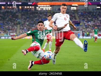 Jorge Sanchez (à gauche) au Mexique et Krystian Bielik en Pologne se battent pour le ballon lors du match du groupe C de la coupe du monde de la FIFA au stade 974, Rass Abou Aboud. Date de la photo: Mardi 22 novembre 2022. Banque D'Images