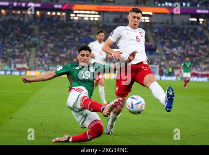 Jorge Sanchez (à gauche) au Mexique et Krystian Bielik en Pologne se battent pour le ballon lors du match du groupe C de la coupe du monde de la FIFA au stade 974, Rass Abou Aboud. Date de la photo: Mardi 22 novembre 2022. Banque D'Images