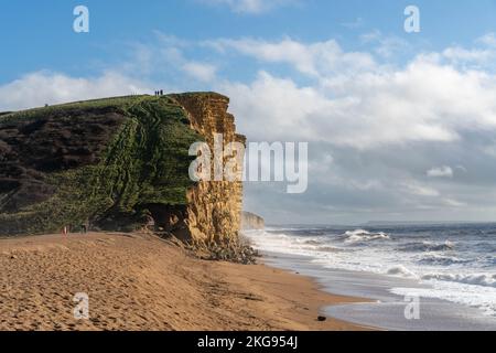 Vue sur les spectaculaires falaises ensoleillées de West Bay, Dorset, Royaume-Uni Banque D'Images