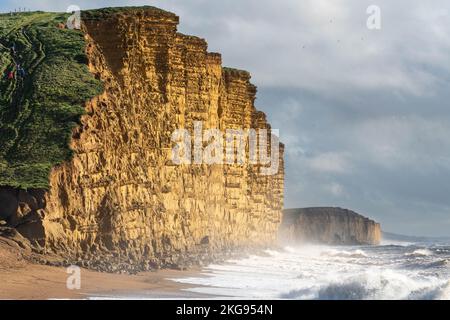 Vue sur les spectaculaires falaises ensoleillées de West Bay, Dorset, Royaume-Uni Banque D'Images