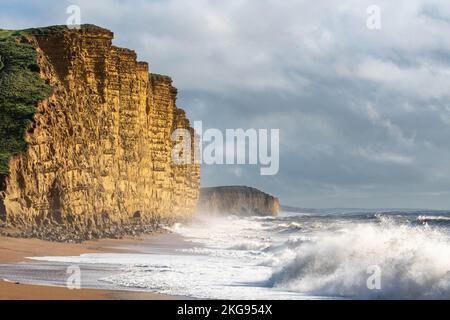 Vue sur les spectaculaires falaises ensoleillées de West Bay, Dorset, Royaume-Uni Banque D'Images