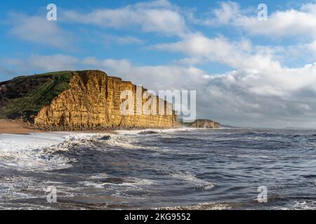 Vue sur les spectaculaires falaises ensoleillées de West Bay, Dorset, Royaume-Uni Banque D'Images