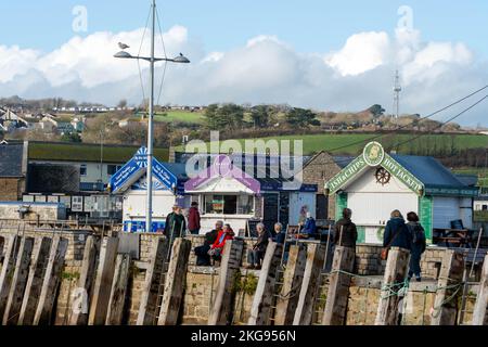 Vue sur les points de vente de nourriture près du port dans la colonie côtière de West Bay, Dorset, Royaume-Uni. Banque D'Images