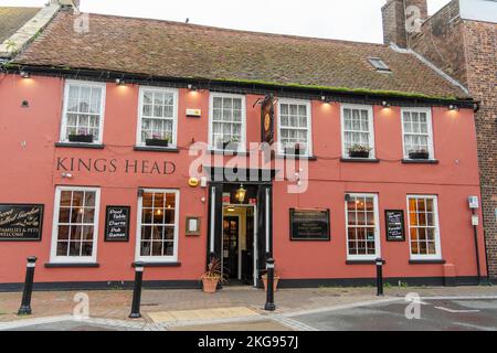 Le pub traditionnel Kings Head dans le centre-ville de Poole, Dorset, Royaume-Uni Banque D'Images