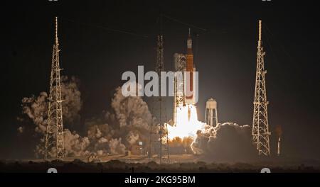 KENNEDY SPACE ce|NTRE, FLORIDE, États-Unis - 16 novembre 2022 - lancement de la fusée spatiale de la NASA transportant le vaisseau Orion sur le Artemis i fli Banque D'Images