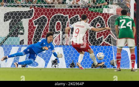 Doha, Qatar. 22nd novembre 2022. 22.11.2022, Doha, pilka nozna, Mistrzostwa Swiata, Meksyk - Polska, N/z Guillermo Ochoa (MEX), Robert Lewandowski (POL), karty rout. Tomasz Jastrzebowski/Foto Olimpik/Sipa USA -- 22.11.2022, Doha, football, coupe du monde de la FIFA 2022, Mexique - Pologne, sur la photo: Guillermo Ochoa (MEX), Robert Lewandowski (POL), fot de pénalty. Tomasz Jastrzebowski/Foto Olimpik/Sipa USA crédit: SIPA USA/Alay Live News Banque D'Images