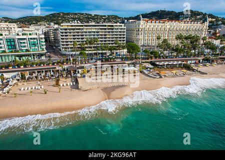 Survolez la croisette de Cannes sur la Côte d'Azur, en bord de mer Méditerranée. Le lieu du célèbre Festival de Cannes Banque D'Images