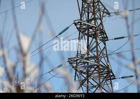 Météo saisonnière, lignes électriques à proximité d'un appareillage haute tension, après les fortes chutes de neige de lundi. Banque D'Images