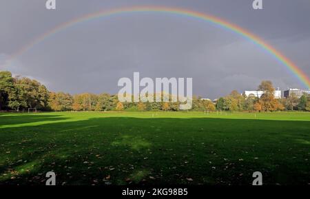 Arc-en-ciel près de Blackweir, Bute Park Cardiff. Pris en novembre 2022. Automne. Banque D'Images