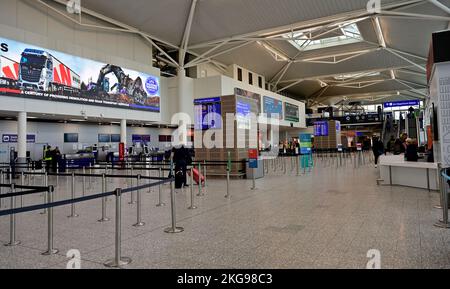 Dépôt de bagages et enregistrement au terminal de l'aéroport de Bristol avec des mesures pour le contrôle de la file d'attente des foules dans les lignes avec barrières amovibles Banque D'Images