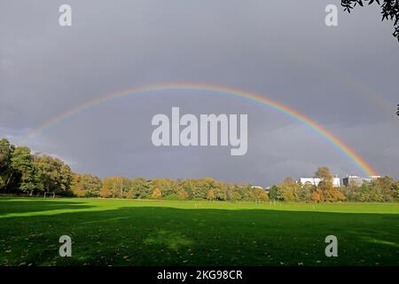 Arc-en-ciel près de Blackweir, Bute Park Cardiff. Pris en novembre 2022. Automne. Banque D'Images