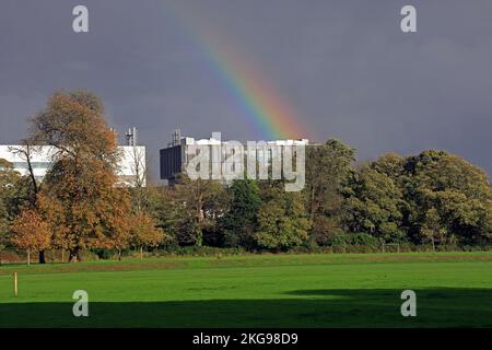 Arc-en-ciel près de Blackweir, Bute Park Cardiff. Pris en novembre 2022. Automne. Banque D'Images