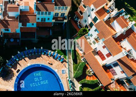 Vue aérienne de haut en bas de drone sur Old Village Resort, un cadre paisible dans l'Algarve, entouré par le golf de Pinhal et à proximité de plages immaculées Banque D'Images