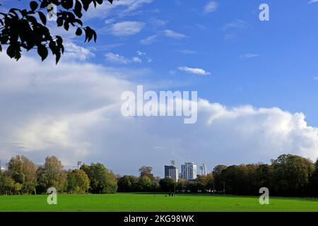 Champs de Pontcanna, Cardiff avec randonneurs à distance. Pris en novembre 2022. Automne. Banque D'Images