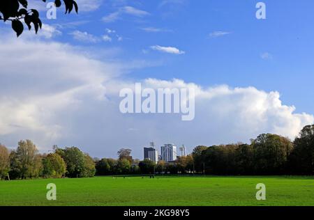 Champs de Pontcanna, Cardiff avec randonneurs à distance. Pris en novembre 2022. Automne. Banque D'Images
