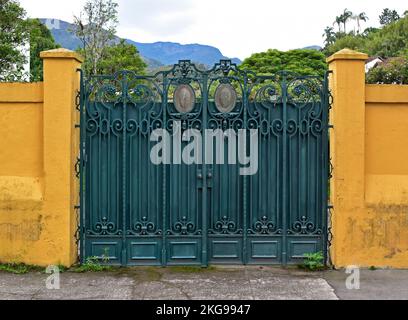 Porte verte sur façade jaune à Petrópolis, Rio de Janeiro, Brésil Banque D'Images