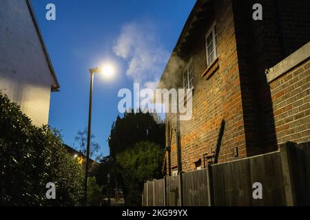 Vapeur et vapeurs externes provenant d'une chaudière à gaz domestique via le conduit de fumée dans une rue résidentielle. Banque D'Images