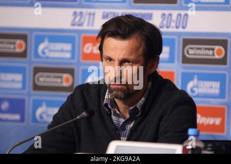 Saint-Pétersbourg, Russie. 22nd novembre 2022. Sergei Semak, entraîneur en chef de Zenit, est vu lors d'une conférence de presse sur le match amical, la bataille des champions entre Zenit Saint-Pétersbourg et Crvena Zvezda Belgrade à Gazprom Arena. Crédit : SOPA Images Limited/Alamy Live News Banque D'Images