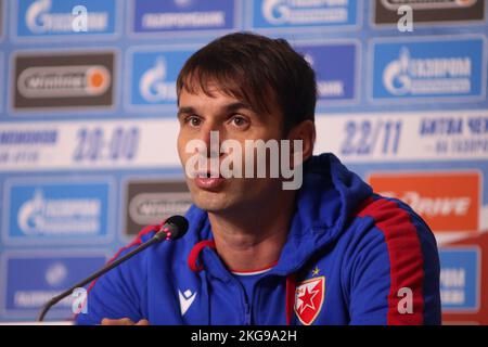 Saint-Pétersbourg, Russie. 22nd novembre 2022. Milos Milojevic, entraîneur en chef de Crvena Zvezda, est vu lors d'une conférence de presse sur le match amical, la bataille des champions entre Zenit Saint-Pétersbourg et Crvena Zvezda Belgrade à Gazprom Arena. Crédit : SOPA Images Limited/Alamy Live News Banque D'Images