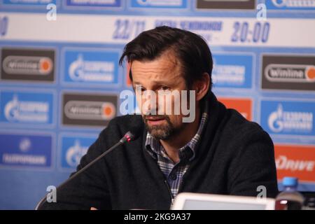 Saint-Pétersbourg, Russie. 22nd novembre 2022. Sergei Semak, entraîneur en chef de Zenit, est vu lors d'une conférence de presse sur le match amical, la bataille des champions entre Zenit Saint-Pétersbourg et Crvena Zvezda Belgrade à Gazprom Arena. Crédit : SOPA Images Limited/Alamy Live News Banque D'Images