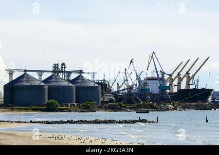 Vue sur le port avec silos terminaux de grain, de nombreuses grues de rivage et de gros navire Banque D'Images