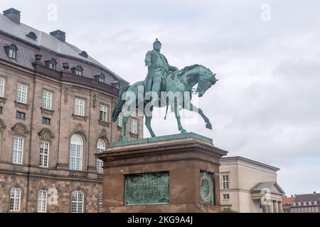 Copenhague, Danemark - 26 juillet 2022 : statue équestre de Frédéric VII devant Christiansborg sur Slotsholmen à Copenhague. Banque D'Images