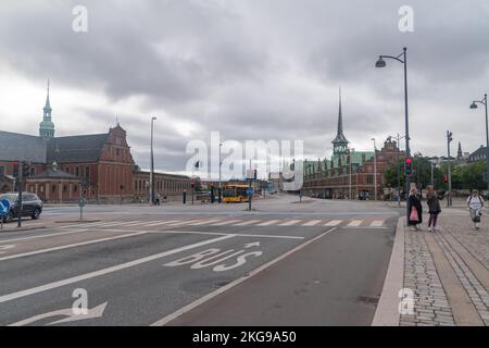 Copenhague, Danemark - 26 juillet 2022: Rue Borsgade avec bourse du 17th siècle en arrière-plan. Banque D'Images