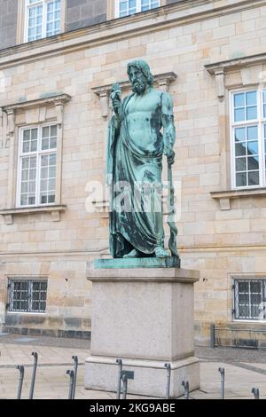 Copenhague, Danemark - 26 juillet 2022 : statue d'Asclépius, héros et dieu de la médecine dans la religion et la mythologie grecques anciennes. Banque D'Images