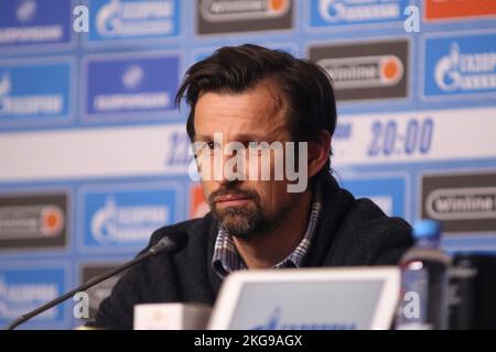 Saint-Pétersbourg, Russie. 22nd novembre 2022. Sergei Semak, entraîneur en chef de Zenit, est vu lors d'une conférence de presse sur le match amical, la bataille des champions entre Zenit Saint-Pétersbourg et Crvena Zvezda Belgrade à Gazprom Arena. (Photo de Maksim Konstantinov/SOPA Images/Sipa USA) crédit: SIPA USA/Alay Live News Banque D'Images