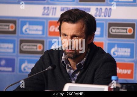 Saint-Pétersbourg, Russie. 22nd novembre 2022. Sergei Semak, entraîneur en chef de Zenit, est vu lors d'une conférence de presse sur le match amical, la bataille des champions entre Zenit Saint-Pétersbourg et Crvena Zvezda Belgrade à Gazprom Arena. (Photo de Maksim Konstantinov/SOPA Images/Sipa USA) crédit: SIPA USA/Alay Live News Banque D'Images