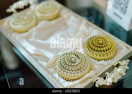 Cérémonie de mariage indienne pâte Turmeric dans un bol pour la cérémonie de Haldi Banque D'Images