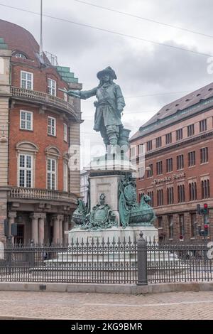 Copenhague, Danemark - 26 juillet 2022 : statue de Niels Juel sur le canal Holmen à Copenhague érigée en 1881 pour marquer la bataille de Koge Bugt. Banque D'Images