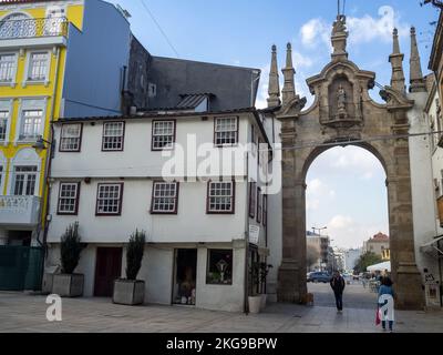 Arco da Porta Nova vue de Rua do Souto, Braga Banque D'Images