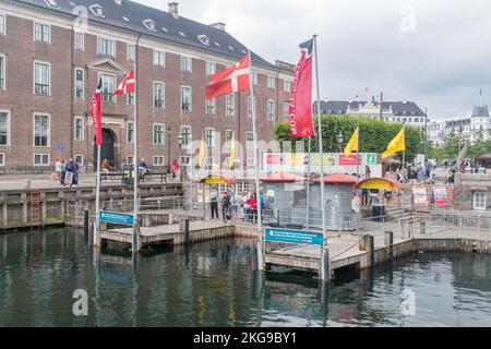 Copenhague, Danemark - 2 juillet 2022 : vue sur le célèbre port de Nyhavn, le front de mer datant de 17th ans, le canal et le quartier des divertissements de Copenhague. Banque D'Images