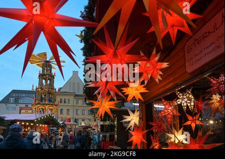 Saxe-Anhalt, Halle (Saale): 22 novembre 2022, la pyramide de Noël au marché de Noël qui vient d'ouvrir. Le marché de Noël est ouvert jusqu'à 23 décembre. Photo: Heiko Rebsch/dpa Banque D'Images