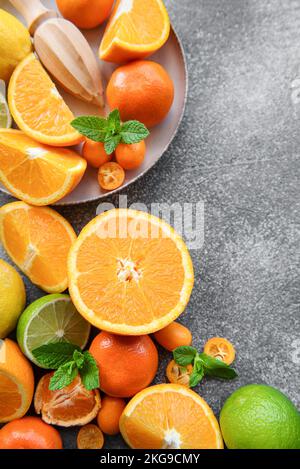 Émincé d'agrumes frais sur fond de béton foncé. Une alimentation saine. Banque D'Images